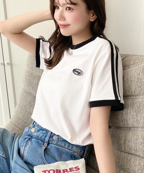 moment+（モーメントプラス）の「綿100％天竺.ワンポイント刺繍配色カラーライン半袖Tシャツ（Tシャツ/カットソー・レディース・オフホワイト/チャコールグレー/オートミール・M/L）」の5枚目の写真