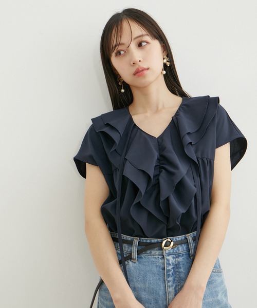 VIS（ビス）の「【夏トップス総選挙/お気に入り登録No.3】ラッフルチュニックブラウス【洗える】（シャツ/ブラウス・レディース・オフホワイト/ネイビー/サックスブルー・FREE）」の2枚目の写真