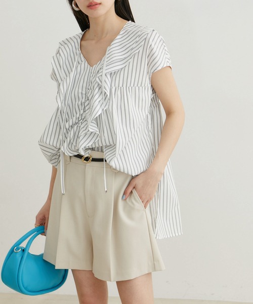 VIS（ビス）の「【夏トップス総選挙/お気に入り登録No.3】ラッフルチュニックブラウス【洗える】（シャツ/ブラウス・レディース・オフホワイト/ネイビー/サックスブルー・FREE）」の4枚目の写真