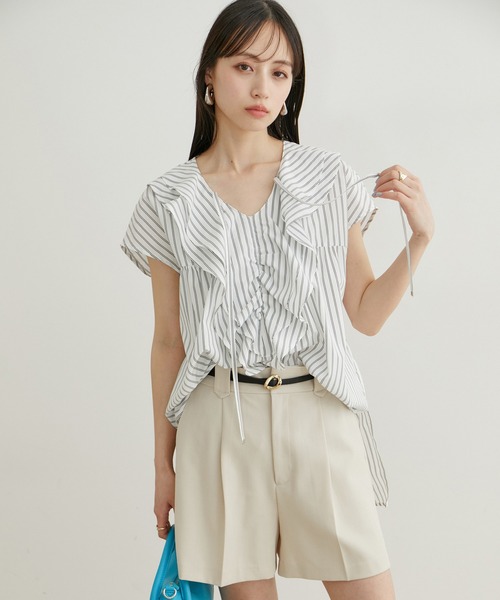 VIS（ビス）の「【夏トップス総選挙/お気に入り登録No.3】ラッフルチュニックブラウス【洗える】（シャツ/ブラウス・レディース・オフホワイト/ネイビー/サックスブルー・FREE）」の6枚目の写真