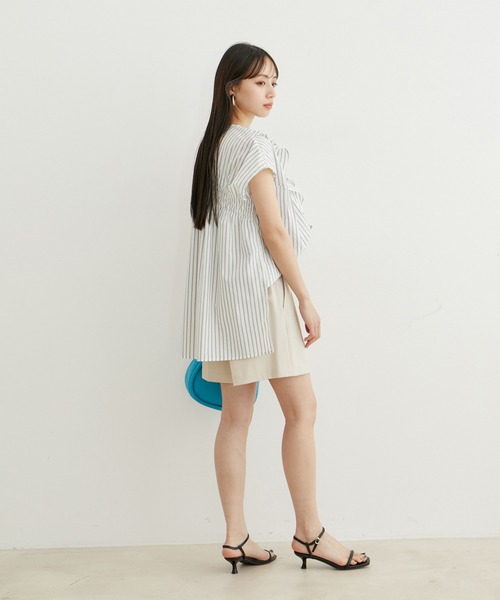 VIS（ビス）の「【夏トップス総選挙/お気に入り登録No.3】ラッフルチュニックブラウス【洗える】（シャツ/ブラウス・レディース・オフホワイト/ネイビー/サックスブルー・FREE）」の8枚目の写真