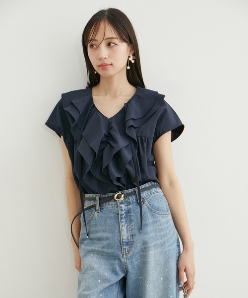 VIS（ビス）の「【夏トップス総選挙/お気に入り登録No.3】ラッフルチュニックブラウス【洗える】（シャツ/ブラウス・レディース・オフホワイト/ネイビー/サックスブルー・FREE）」の9枚目の写真