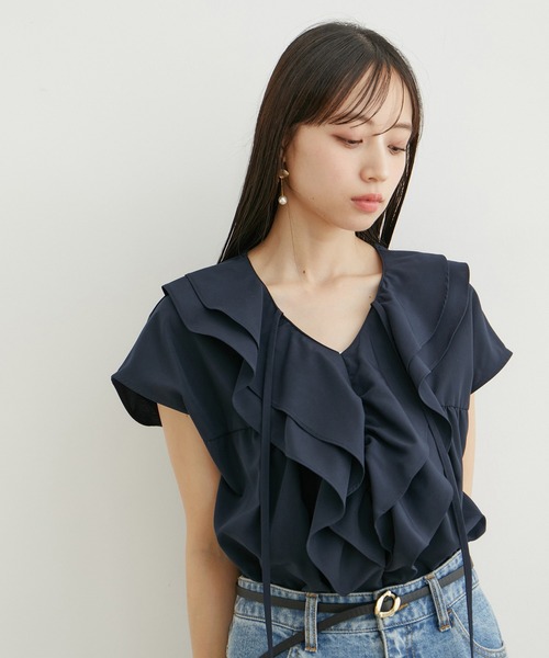 VIS（ビス）の「【夏トップス総選挙/お気に入り登録No.3】ラッフルチュニックブラウス【洗える】（シャツ/ブラウス・レディース・オフホワイト/ネイビー/サックスブルー・FREE）」の10枚目の写真