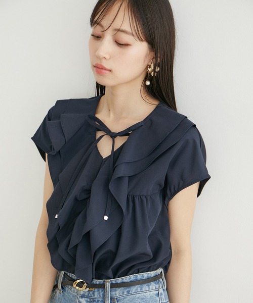 VIS（ビス）の「【夏トップス総選挙/お気に入り登録No.3】ラッフルチュニックブラウス【洗える】（シャツ/ブラウス・レディース・オフホワイト/ネイビー/サックスブルー・FREE）」の12枚目の写真