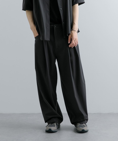 Uiscel（ユイセル）の「Uiscel　4WAYストレッチ2タックワイドパンツ（その他パンツ・メンズ・チャコールグレー/ベージュ・MEDIUM/LARGE）」の2枚目の写真