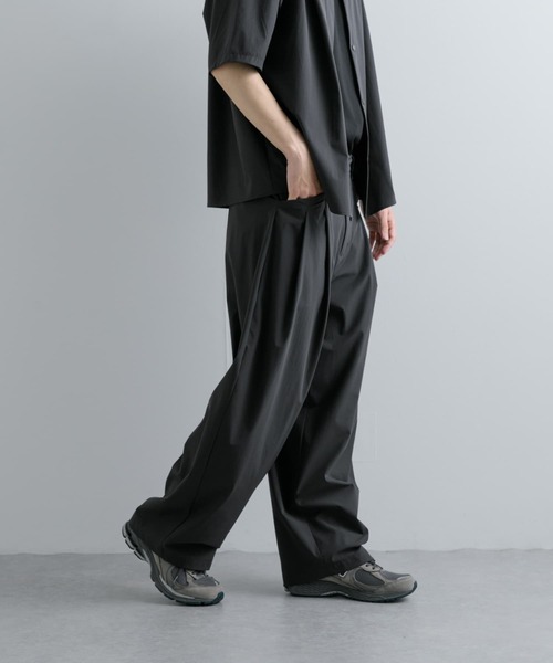 Uiscel（ユイセル）の「Uiscel　4WAYストレッチ2タックワイドパンツ（その他パンツ・メンズ・チャコールグレー/ベージュ・MEDIUM/LARGE）」の5枚目の写真