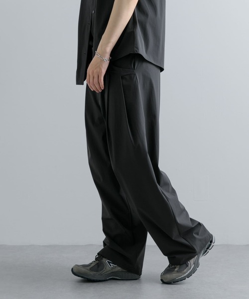 Uiscel（ユイセル）の「Uiscel　4WAYストレッチ2タックワイドパンツ（その他パンツ・メンズ・チャコールグレー/ベージュ・MEDIUM/LARGE）」の6枚目の写真