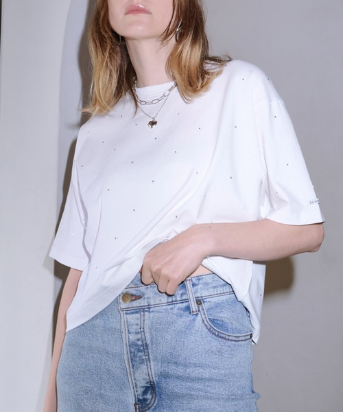 Lil Ambition(リルアンビション)の「ビジューTシャツ(Tシャツ/カットソー・レディース・ホワイト/ブラック/トップグレー・FREE)」の1枚目の写真