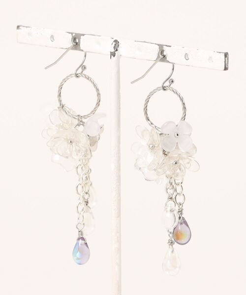tone(トーン)の「【mimi lapin】クリア&ホワイトフラワーとドロップビーズのロングピアス(MA)(ピアス(両耳用)・レディース・シルバー・FREE)」の6枚目の写真