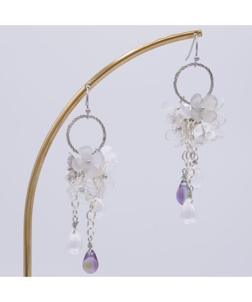 tone(トーン)の「【mimi lapin】クリア&ホワイトフラワーとドロップビーズのロングピアス(MA)(ピアス(両耳用)・レディース・シルバー・FREE)」の2枚目の写真