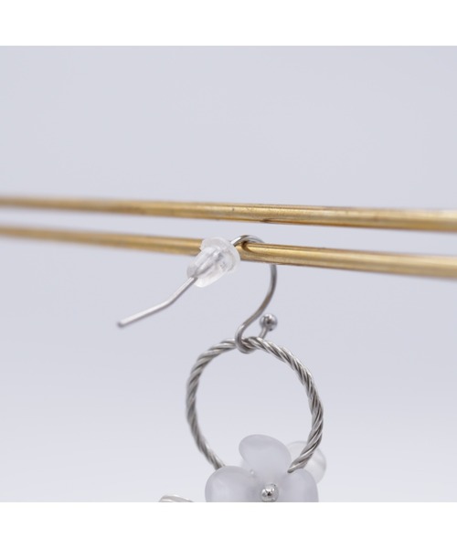 tone(トーン)の「【mimi lapin】クリア&ホワイトフラワーとドロップビーズのロングピアス(MA)(ピアス(両耳用)・レディース・シルバー・FREE)」の3枚目の写真