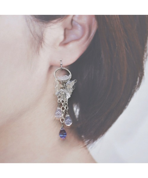 tone(トーン)の「【mimi lapin】クリア&ホワイトフラワーとドロップビーズのロングピアス(MA)(ピアス(両耳用)・レディース・シルバー・FREE)」の4枚目の写真