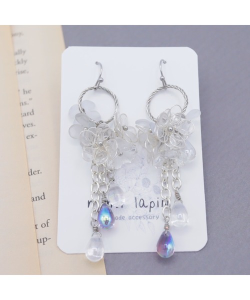 tone(トーン)の「【mimi lapin】クリア&ホワイトフラワーとドロップビーズのロングピアス(MA)(ピアス(両耳用)・レディース・シルバー・FREE)」の5枚目の写真