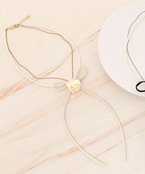 MAJESTIC LEGON(マジェスティックレゴン)の「ローズリボンネックレス(ネックレス・レディース・ブラック/アイボリー・FREE)」の5枚目の写真