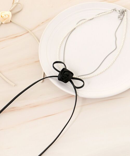 MAJESTIC LEGON(マジェスティックレゴン)の「ローズリボンネックレス(ネックレス・レディース・ブラック/アイボリー・FREE)」の6枚目の写真
