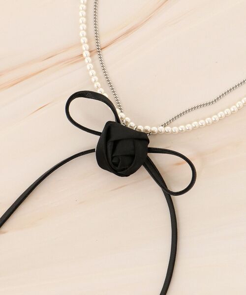 MAJESTIC LEGON(マジェスティックレゴン)の「ローズリボンネックレス(ネックレス・レディース・ブラック/アイボリー・FREE)」の8枚目の写真