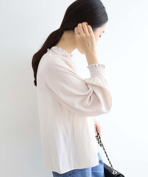 le.coeur blanc（ルクールブラン）の「パウダーサテン2WAYシャーリングブラウス（シャツ/ブラウス・レディース・グリーン/レンガ/アイボリー・38）」の5枚目の写真
