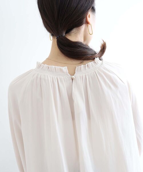 le.coeur blanc（ルクールブラン）の「パウダーサテン2WAYシャーリングブラウス（シャツ/ブラウス・レディース・グリーン/レンガ/アイボリー・38）」の7枚目の写真