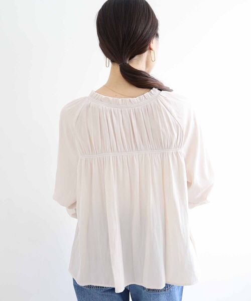 le.coeur blanc（ルクールブラン）の「パウダーサテン2WAYシャーリングブラウス（シャツ/ブラウス・レディース・グリーン/レンガ/アイボリー・38）」の15枚目の写真