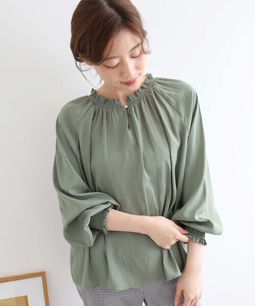 le.coeur blanc（ルクールブラン）の「パウダーサテン2WAYシャーリングブラウス（シャツ/ブラウス・レディース・グリーン/レンガ/アイボリー・38）」の20枚目の写真