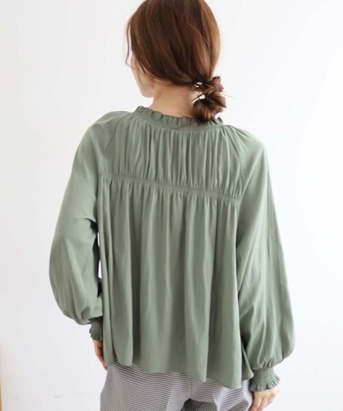 le.coeur blanc（ルクールブラン）の「パウダーサテン2WAYシャーリングブラウス（シャツ/ブラウス・レディース・グリーン/レンガ/アイボリー・38）」の21枚目の写真