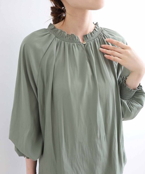 le.coeur blanc（ルクールブラン）の「パウダーサテン2WAYシャーリングブラウス（シャツ/ブラウス・レディース・グリーン/レンガ/アイボリー・38）」の22枚目の写真