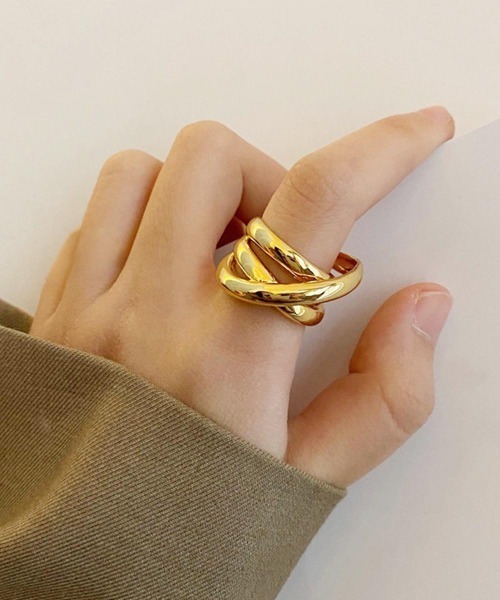 emouv by est(エモーヴバイエスト)の「ツイストデザインリング(リング・レディース・シルバー/ゴールド・5号/6号/7号)」の1枚目の写真