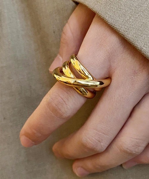 emouv by est(エモーヴバイエスト)の「ツイストデザインリング(リング・レディース・シルバー/ゴールド・5号/6号/7号)」の3枚目の写真