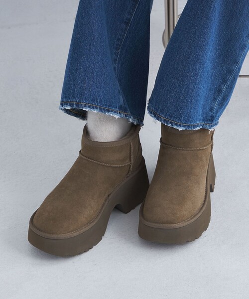 UGG(アグ)の「<UGG>クラシック ウルトラ ミニ ニュー ハイツ ブーツ(ブーツ・レディース・モカ/ブラック・5/8/6/7)」の2枚目の写真