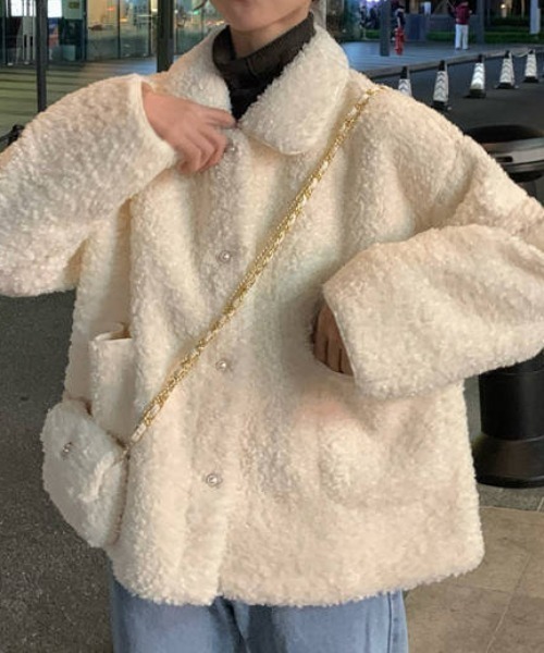 efill（エフィル）の「大きめパールボタンの ボア ブルゾン（ブルゾン・レディース・ホワイト・FREE）」の2枚目の写真