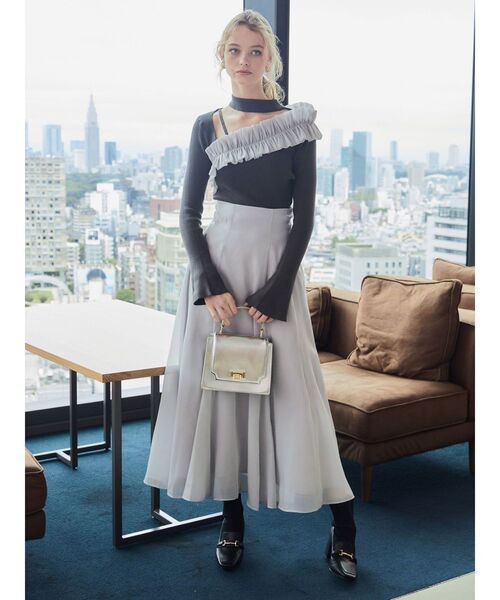 MERCURYDUO(マーキュリーデュオ)の「アシメ異素材ラッフルドッキング チョーカー風カットアウトニット(ニット/セーター・レディース・チャコールグレー/ブラック/アイボリー・FREE)」の5枚目の写真