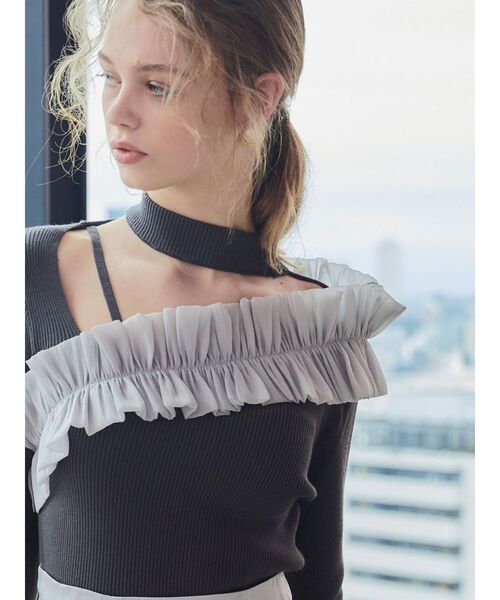 MERCURYDUO(マーキュリーデュオ)の「アシメ異素材ラッフルドッキング チョーカー風カットアウトニット(ニット/セーター・レディース・チャコールグレー/ブラック/アイボリー・FREE)」の6枚目の写真