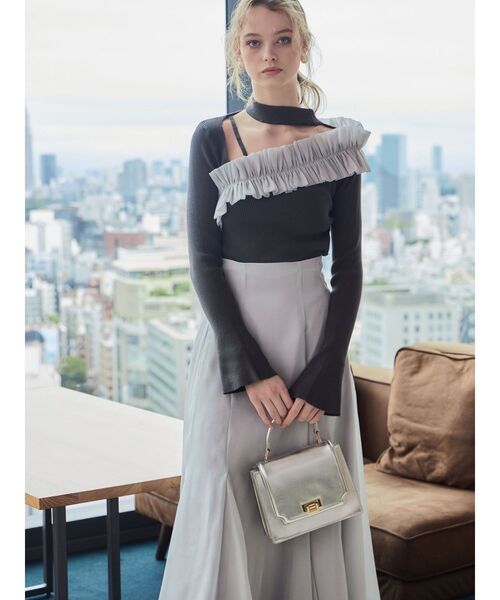 MERCURYDUO(マーキュリーデュオ)の「アシメ異素材ラッフルドッキング チョーカー風カットアウトニット(ニット/セーター・レディース・チャコールグレー/ブラック/アイボリー・FREE)」の8枚目の写真