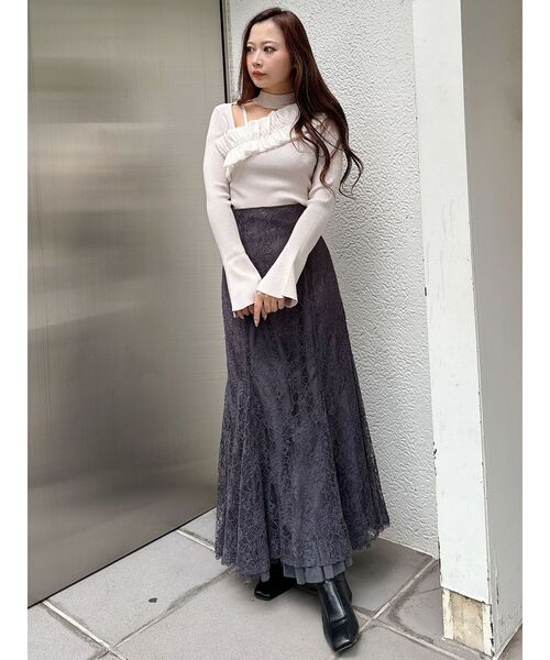 MERCURYDUO(マーキュリーデュオ)の「アシメ異素材ラッフルドッキング チョーカー風カットアウトニット(ニット/セーター・レディース・チャコールグレー/ブラック/アイボリー・FREE)」の11枚目の写真