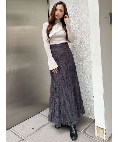 MERCURYDUO(マーキュリーデュオ)の「アシメ異素材ラッフルドッキング チョーカー風カットアウトニット(ニット/セーター・レディース・チャコールグレー/ブラック/アイボリー・FREE)」の12枚目の写真