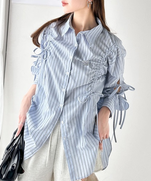 mily bilet(ミウィビレット)の「【mily bilet】大人カジュアルに高級感をプラス。ロゴブローチ付きドロストリボンビッグシャツ(長袖)(シャツ/ブラウス・レディース・ブルー系その他/ホワイト/イエロー系その他/サックスブルー・X-LARGE/SMALL/MEDIUM/LARGE)」の3枚目の写真