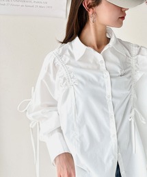 【mily bilet】大人カジュアルに高級感をプラス。ロゴブローチ付きドロストリボンビッグシャツ(長袖)
