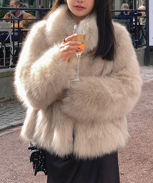 ENLIKE（エンリケ）の「フェイクファーボリュームジャケット（その他アウター・レディース・ブラック/ホワイト/ピンク/ベージュ・FREE）」の3枚目の写真