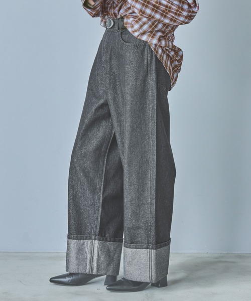 LAKOLE（ラコレ）の「ラメロールアップデニム / 289411（デニムパンツ・レディース・インディゴブルー/ブラック・MEDIUM/SMALL）」の2枚目の写真