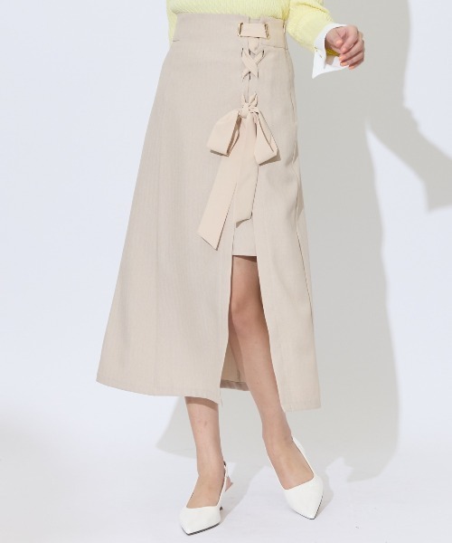 AND COUTURE(アンドクチュール)の「サイドレースアップリボンスリットスカート(スカート・レディース・ベージュ/グレー/ネイビー・MEDIUM/SMALL)」の1枚目の写真