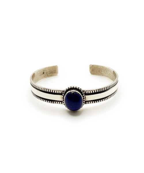 Indian Jewelry(インディアンジュエリー)の「THEATER シアター センターオーバルストーンシルバーバングル Made in USA(バングル/リストバンド・メンズ・シルバー・FREE)」の2枚目の写真