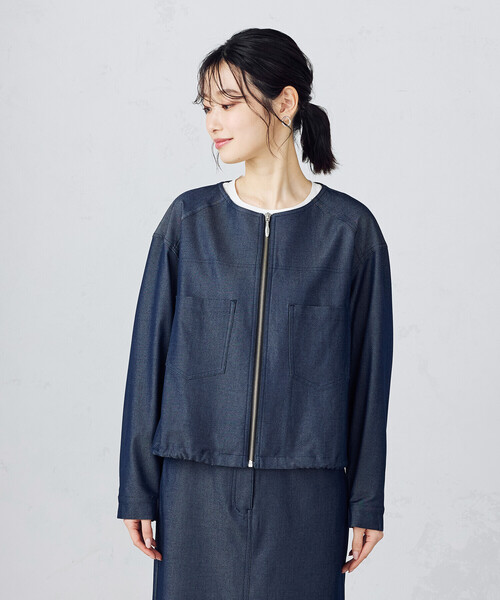 COMME CA ISM(コムサイズム)の「デニムライク ノーカラーブルゾン / セットアップ対応(デニムジャケット・レディース・ネイビー・MEDIUM/LARGE)」の5枚目の写真