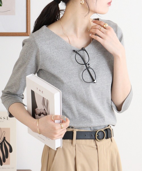 atONE（アットワン）の「Vネック七分袖プルオーバー（Tシャツ/カットソー・レディース・カーキ/杢グレー/チャコールグレー/オフホワイト/ブラック・4L/3L/LL/L/M）」の4枚目の写真