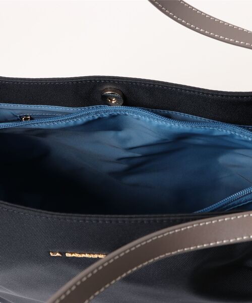 LA BAGAGERIE(ラバガジェリー)の「ポリエステルキャンバス A4トート(トートバッグ・レディース・グレー/ブラック/アイボリー/ネイビー/ブラウン/ワイン・FREE)」の8枚目の写真