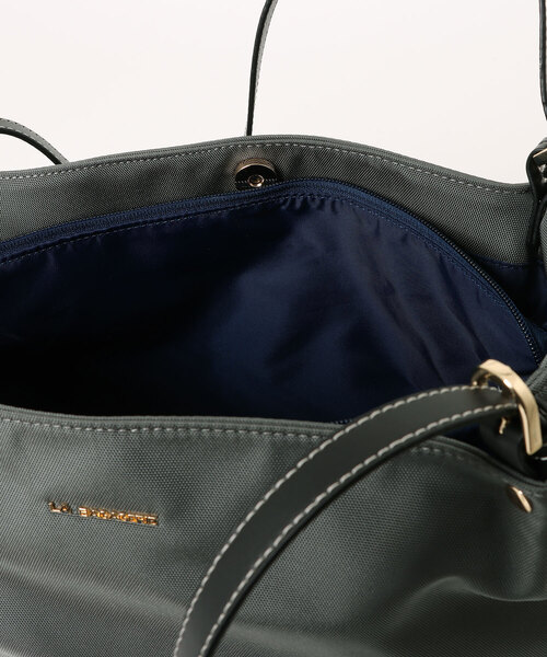 LA BAGAGERIE(ラバガジェリー)の「ポリエステルキャンバス A4トート(トートバッグ・レディース・グレー/ブラック/アイボリー/ネイビー/ブラウン/ワイン・FREE)」の9枚目の写真