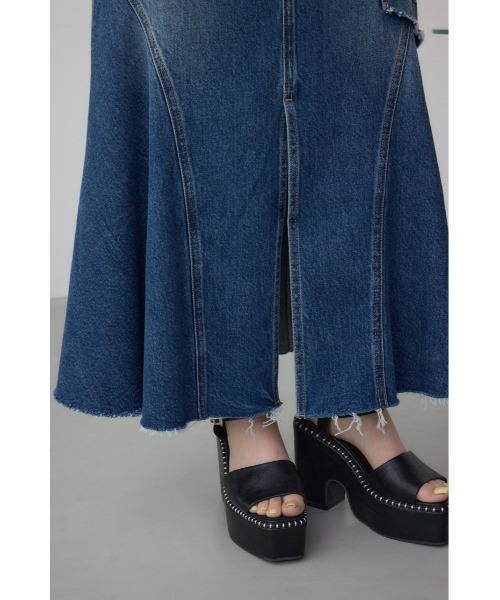 AZUL by moussy(アズールバイマウジー)の「【身長/骨格別着用画像あり】AZUL DENIM ダメージマーメイドスカート 春服 夏服 秋服 冬服 ロングスカート デニムスカート スタイルアップ(デニムスカート・レディース・ブルー/ライトブラック・SMALL/MEDIUM)」の3枚目の写真