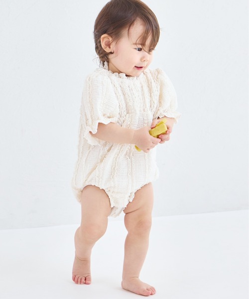 pairmanon（ペアマノン）の「【ベビー】レース見え ジャガードフリルロンパース（ロンパース・キッズ・アイボリー/ベージュ/ピンク・80/70）」の2枚目の写真