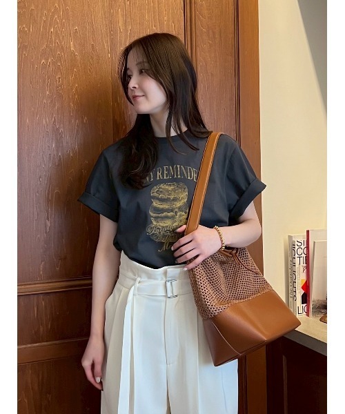 Mila Owen(ミラオーウェン)の「FOODモチーフグラフィックTシャツ(Tシャツ/カットソー・レディース・ホワイト/イエロー/チャコールグレー/ライトベージュ・FREE)」の6枚目の写真