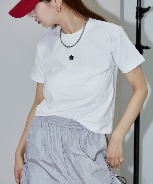 PUBLUX（パブリュクス）の「MARY QUANT × PUBLUX/マリークワント ワンポイント 刺繍 ロゴTシャツ　限定展開（Tシャツ/カットソー・レディース・ブラック/その他/チャコールグレー/オフホワイト/レッド・ﾌﾘ-）」の2枚目の写真