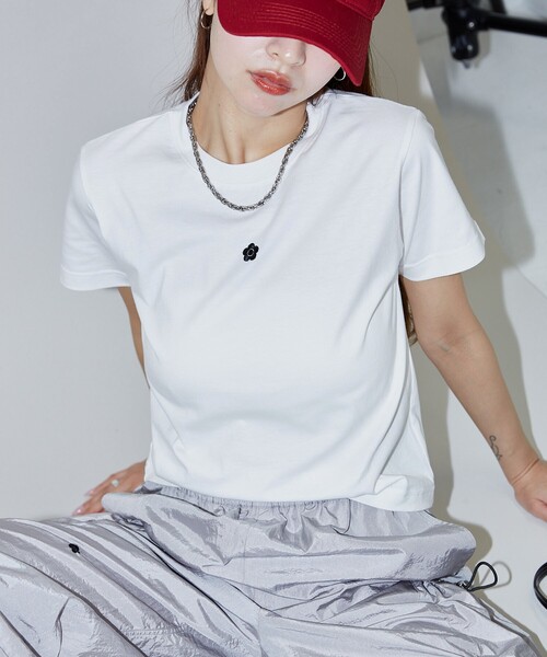 PUBLUX（パブリュクス）の「MARY QUANT × PUBLUX/マリークワント ワンポイント 刺繍 ロゴTシャツ　限定展開（Tシャツ/カットソー・レディース・ブラック/その他/チャコールグレー/オフホワイト/レッド・ﾌﾘ-）」の8枚目の写真